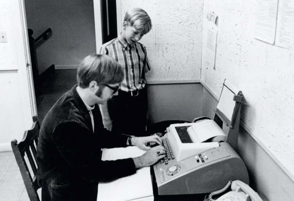 Paul Allen sinh năm 1953, từng học cùng cấp 2 với Bill Gates tại Lakeside School. Hai ông quen nhau tại đây. Ảnh: CNN.