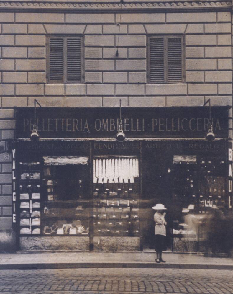 logo thương hiệu-cửa hàng đầu tiên của Fendi tại rome