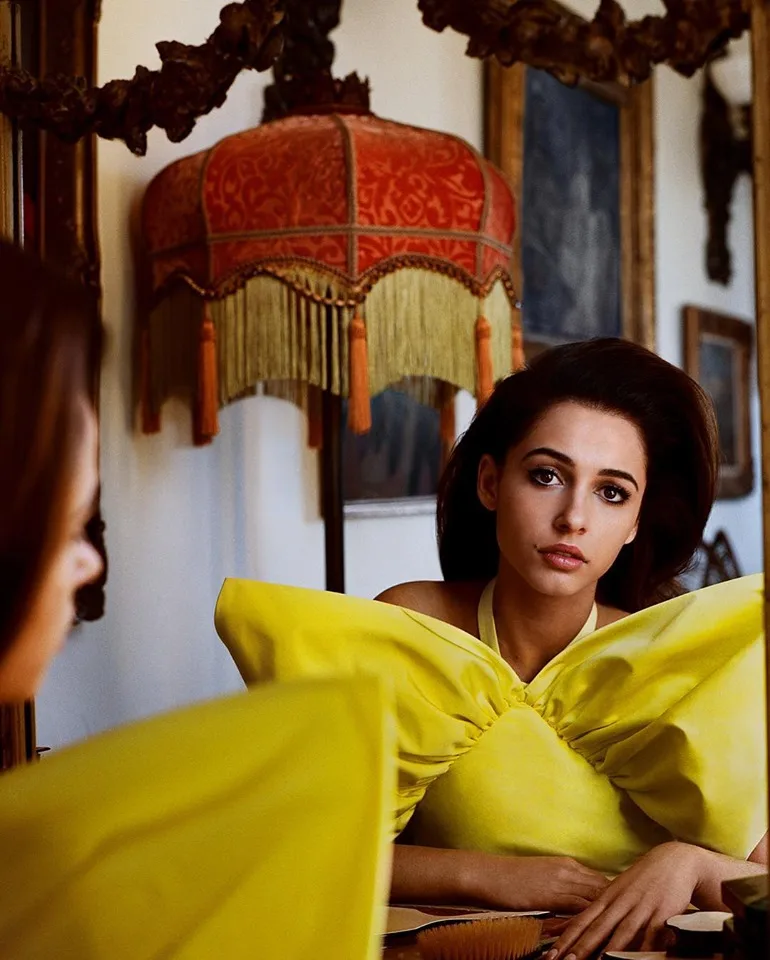 naomi scott diện váy vàng