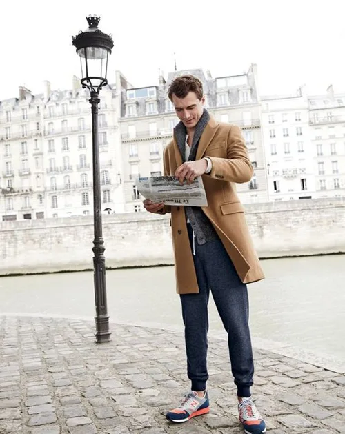 Áo khoác cardigan phối cùng quần jogger và măng-tô màu đất.