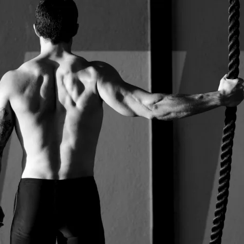 người có cơ bắp khoẻ mạnh người đàn ông cầm sợi dây thừng