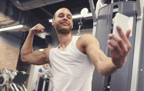 hinh tap gym elle man