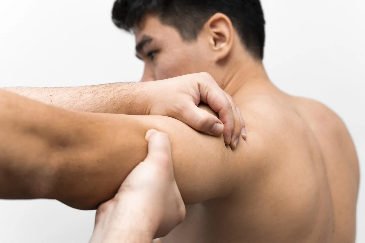 đau cổ vai gáy