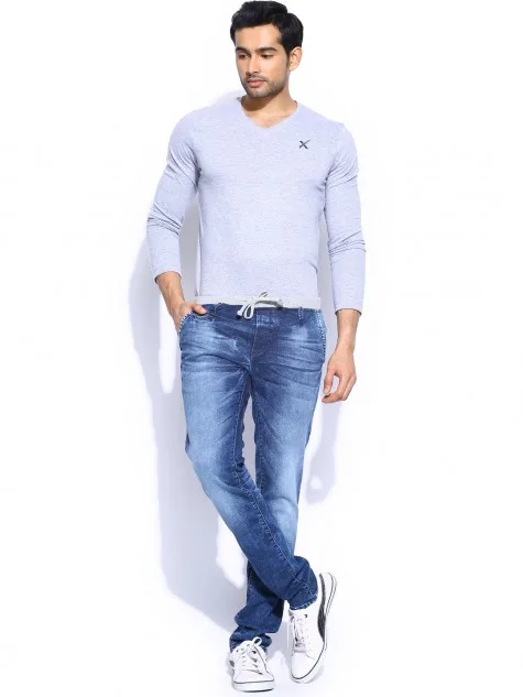 Với phong cách đơn giản, chiếc quần jeans rộng rãi đi cùng áo trơn sáng màu tạo vẻ năng động và khỏe mạnh cho người mặc Với phong cách đơn giản, chiếc quần jeans rộng rãi đi cùng áo trơn sáng màu tạo vẻ năng động và khỏe mạnh cho người mặc