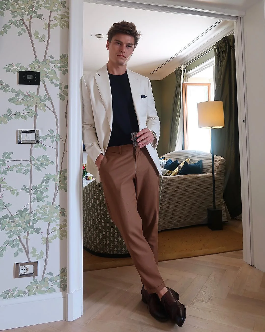 Oliver Cheshire ấn tượng với phong cách thời trang đậm chất vintage. Ảnh: Instagram @oliver_cheshire