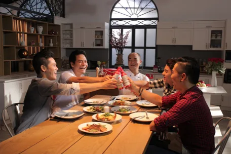 Đầu năm thì chắc hẳn cánh mày râu sẽ không thể nào bỏ qua việc tụ hội cùng bạn bè, hòa mình vào các cuộc vui đầy hứng khởi
