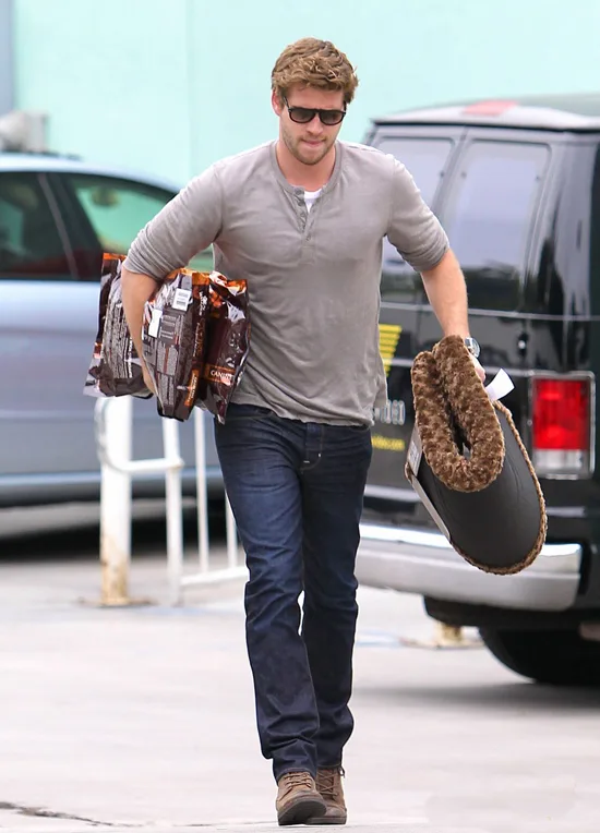 phong-cach-thoi-trang-Liam-Hemsworth-henley-4-elle-man