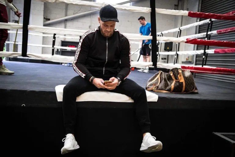conor mcgregor phong cach thoi trang - elle man 6