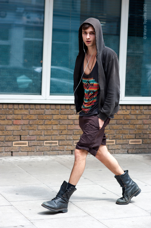 Set đồ ấn tượng khi kết hợp áo khoác Hoodie, Tank top hoạ tiết, quần Short cùng đôi Boots hầm hố