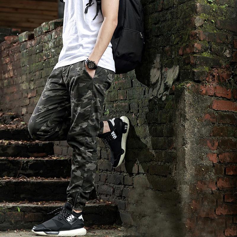Quần họa tiết Camo cùng chiếc áo phông đơn giản là quá đủ cho một bộ đồ với phong cách thời trang Ready to go của mọi chàng trai