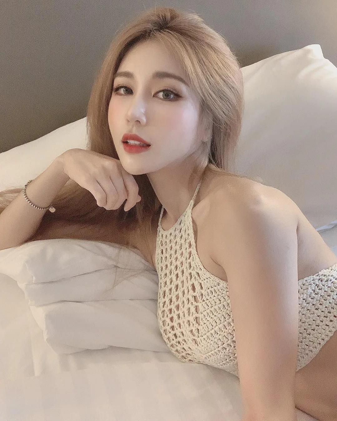 nữ dj xinh đẹp - siena sexy với áo trắng