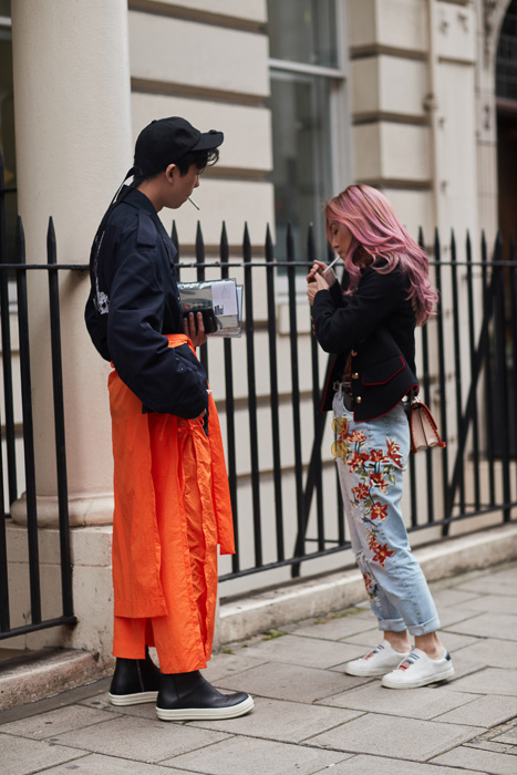 Đồng hành cùng các show diễn trong khuôn khổ tuần lễ thời trang London fashion week 2018 là loạt street style đầy ấn tượng của khách mời. Nếu như mỗi cô gái là một sắc màu riêng biệt thì các chàng trai lại vệt màu loan làm nên tổng thể hoàn thiện của bức tranh thời trang. Đó là sự hòa quyện giữ sức trẻ với những gam màu phá cách cùng gu thời trang đậm chất thanh lịch của quý ông nước anh. Đối với một số chàng trai còn có sự nổi loạn ngầm thông qua chi tiết phụ kiện. Hãy cùng ELLE Man chiêm ngưỡng những trang phục đẹp và đậm chất phong cách anh của các chàng trai tại Tuần lễ thời trang nữ ở London Xuân – Hè 2017-18 nhé !
