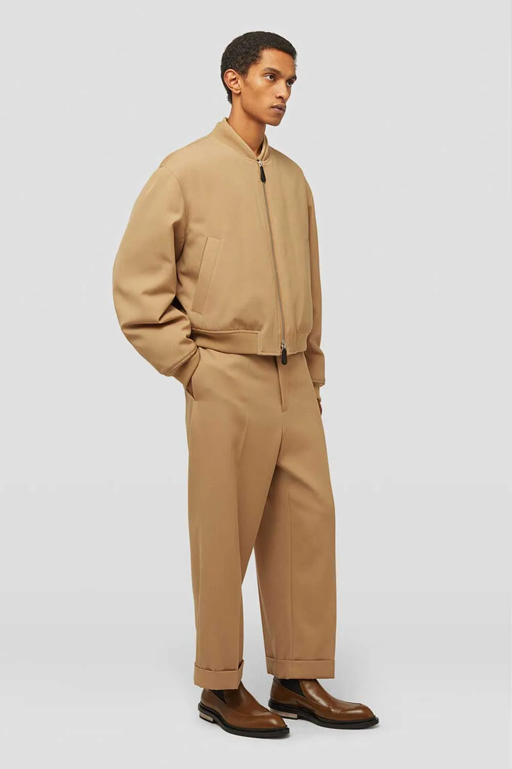 Áo bomber oversized và quần ống rộng màu be
