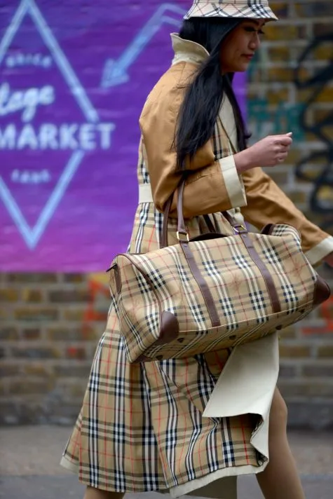 Burberry - biểu tượng kẻ sọc của nước Anh tung bay trên đường phố. Ảnh: Vogue