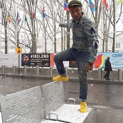 Pharrell Williams với đôi giày Adidas Supercolor màu vàng nổi bật Pharrell Williams với đôi giày Adidas Supercolor màu vàng nổi bật
