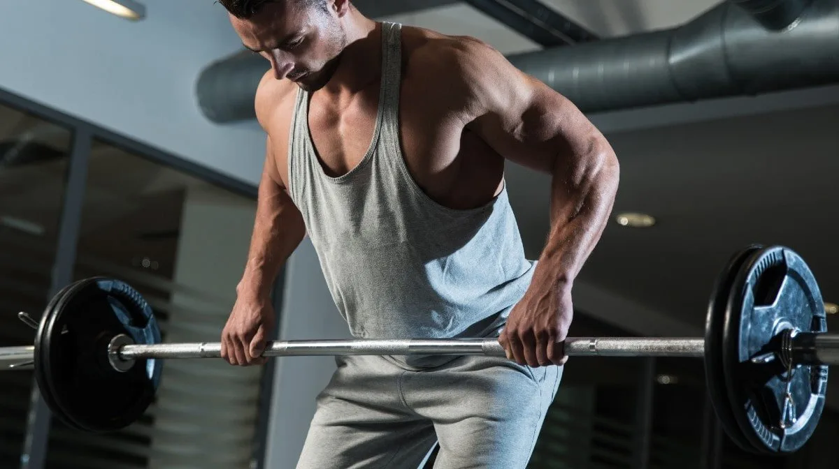 người đàn ông tập barbell row