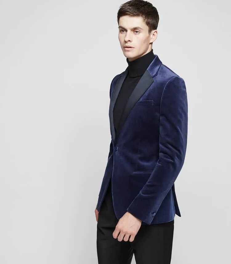 Phối đồ áo blazer nhung với chiếc áo cổ lọ