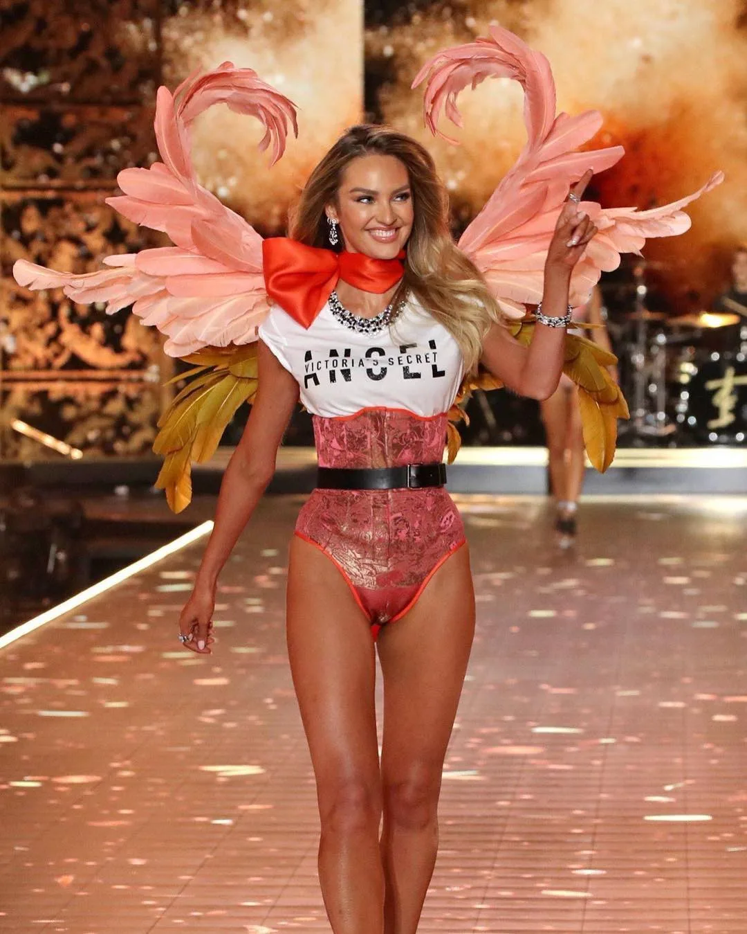 Thiên thần Victoria's Secret xinh đẹp nhất - Candice Swanapoel mở màn BST Flights of Fantasy. Ảnh: Pinterest