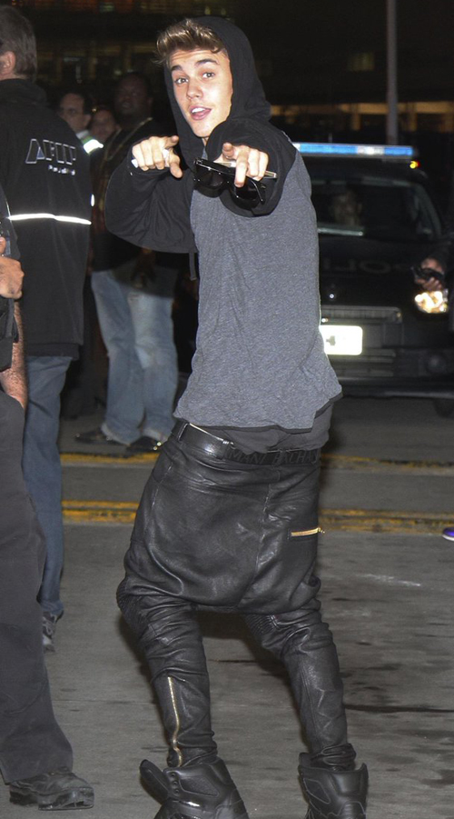 xu hướng thời trang: Justin Bieber và quần đáy thụng.