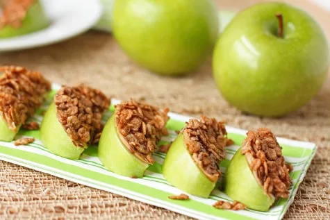 Táo phết bơ đậu phộng và hạt ngũ cốc là món ăn vặt cực kỳ ngon miệng.