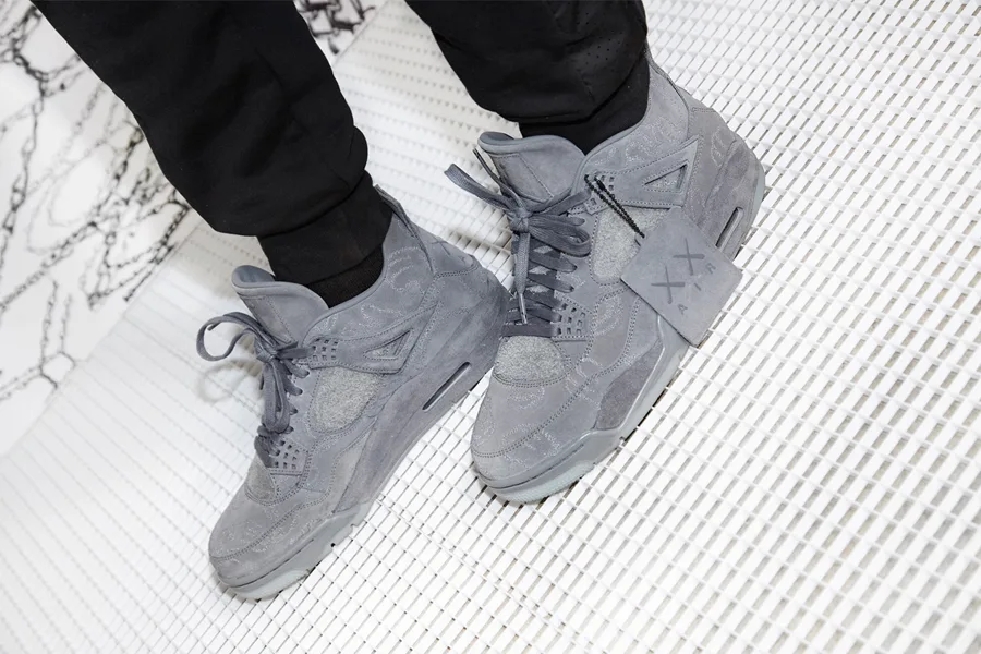 giay the thao - KAWS x Air Jordan IV - elle man 1