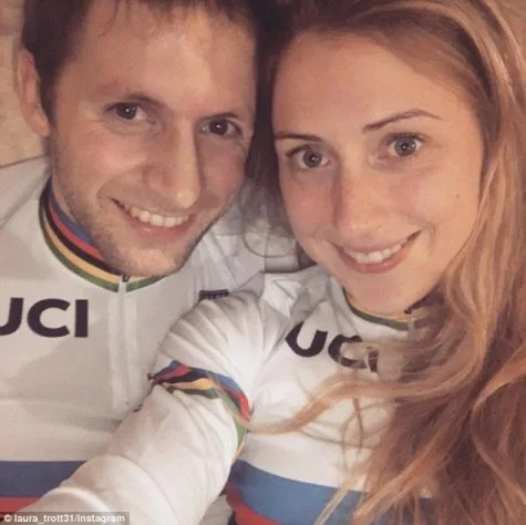 Jason hạnh phúc bên bạn gái Laura Trott.