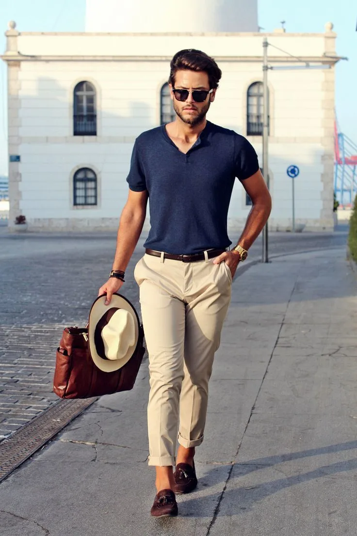 Quần chinos là đại diện tiêu biểu của phong cách smart-casual. Ảnh: Pinterest