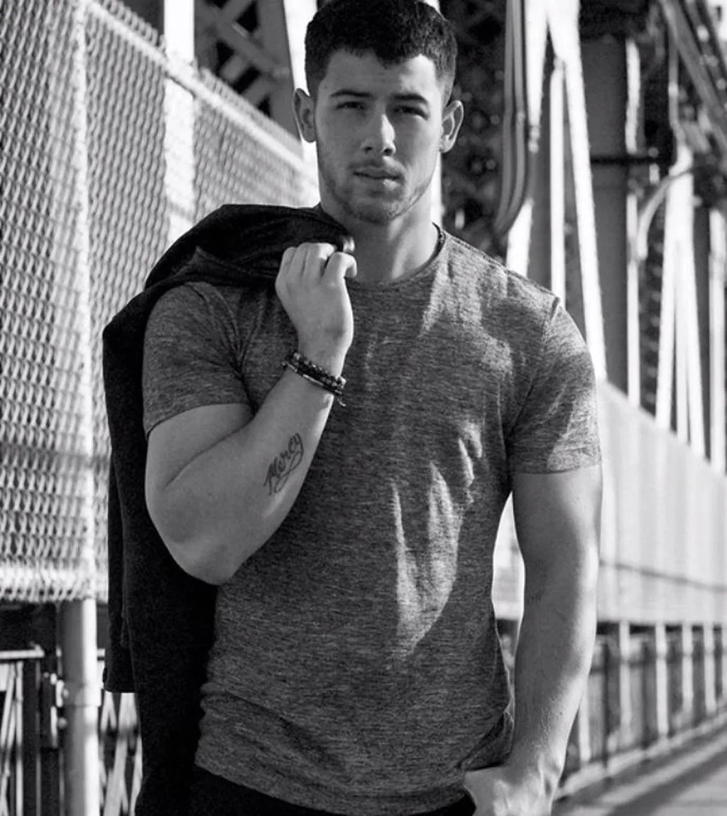 Nick Jonas là chàng nghệ sỹ đa tài với phong cách thời trang độc đáo và luôn biết cách tạo ấn tượng. Ảnh: 9Style - Nine