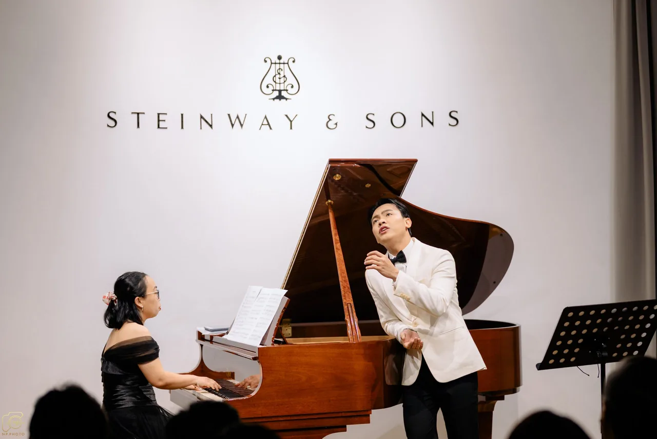 Tenor Thế Huy trình diễn opera