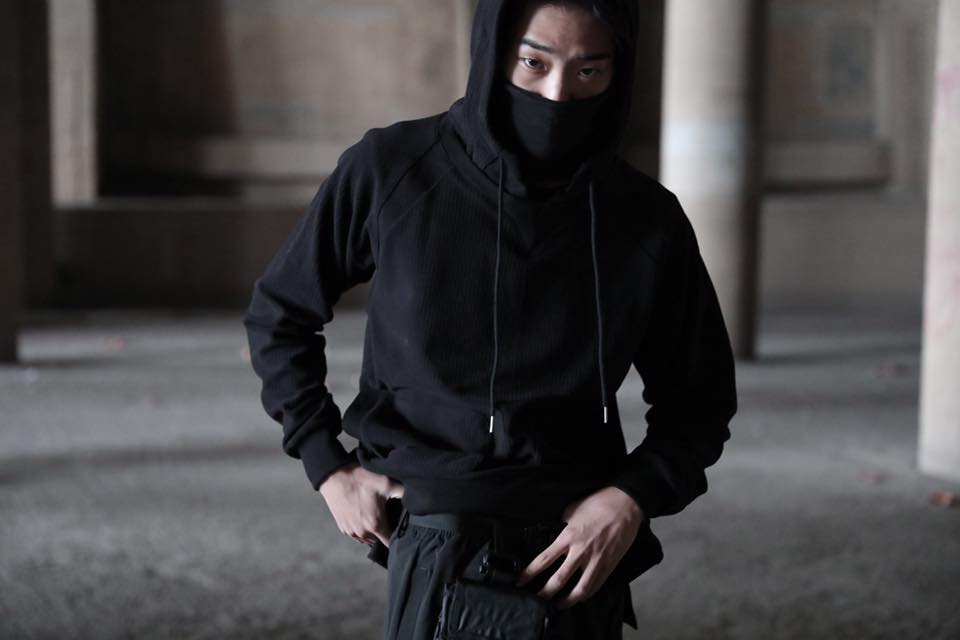 Tạo phong cách thời trang urban techwear với 5 thương hiệu bình dân- elle man214
