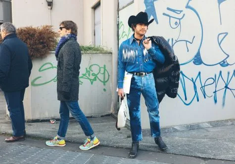 Tuần lễ thời trang Milan còn chứng kiến những bộ denim, mũ cao bồi mang cảm hứng viễn tây. Ảnh: Vogue
