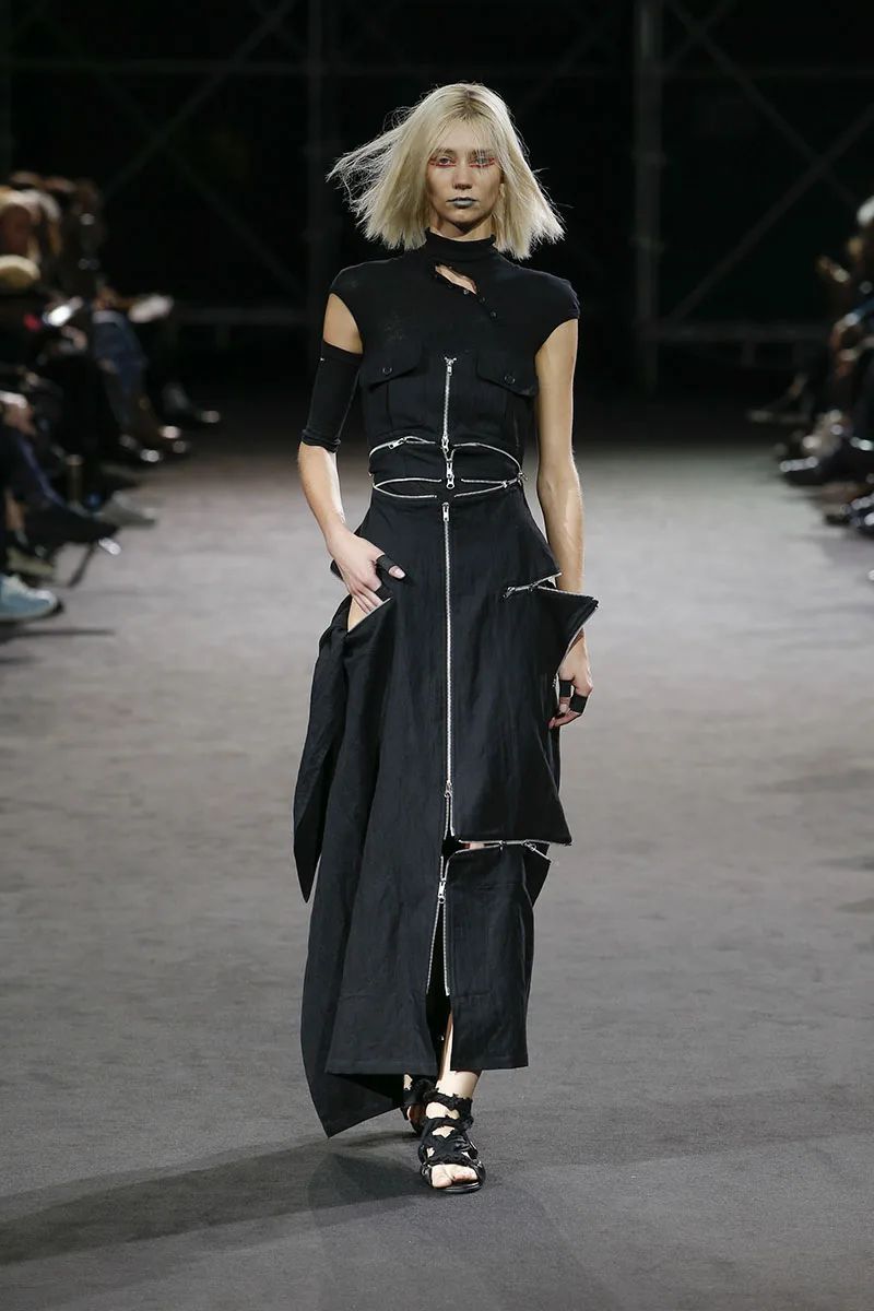 NTK Yohji Yamamoto: Xấu xí, bẩn thỉu đôi khi lại rất đẹp