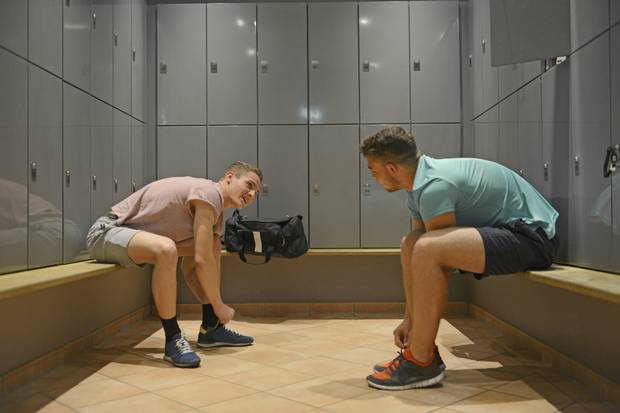 đeo dép để bảo vệ, chăm sóc làn da khỏi bệnh nấm