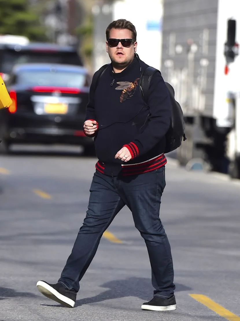 james corden đi trên phố.