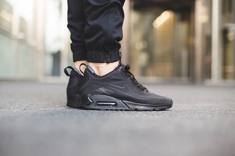 phong cach thoi trang all-black -Nike Air Max 90 in black - elle man 1