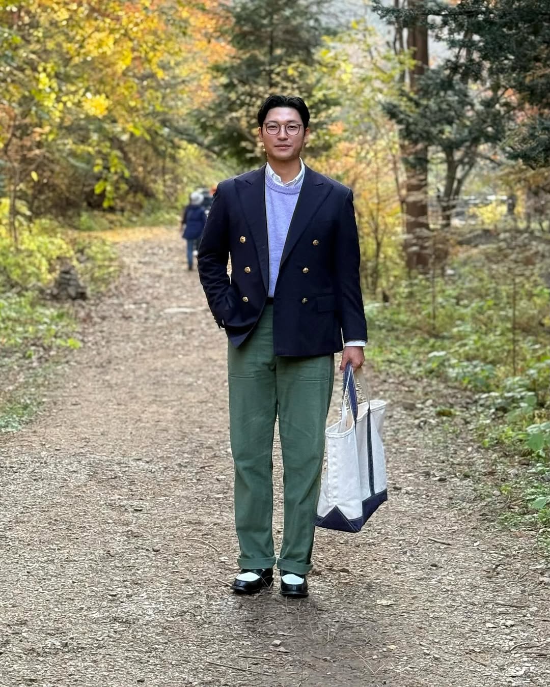 blazer xanh navy và quần xanh rêu
