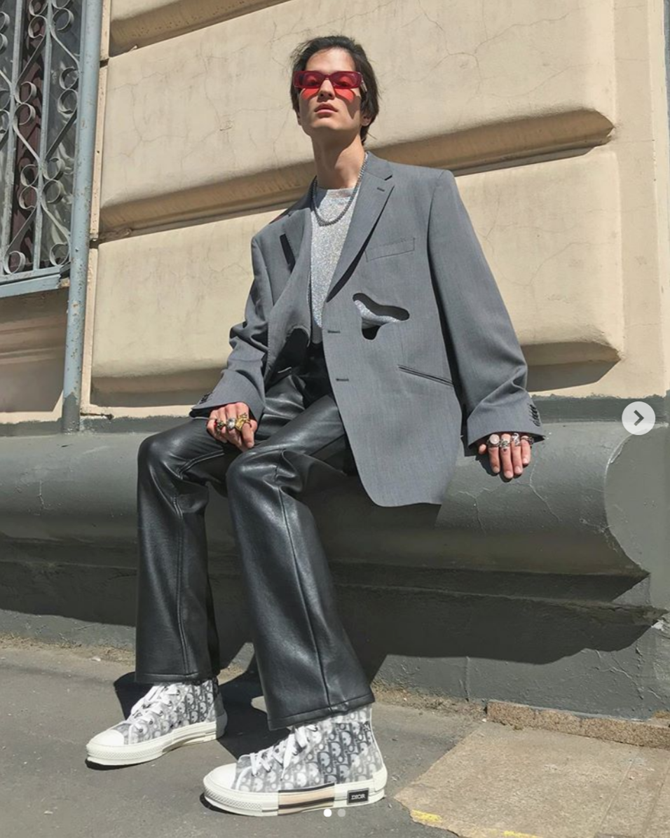 fashionista mặc đồ màu xám
