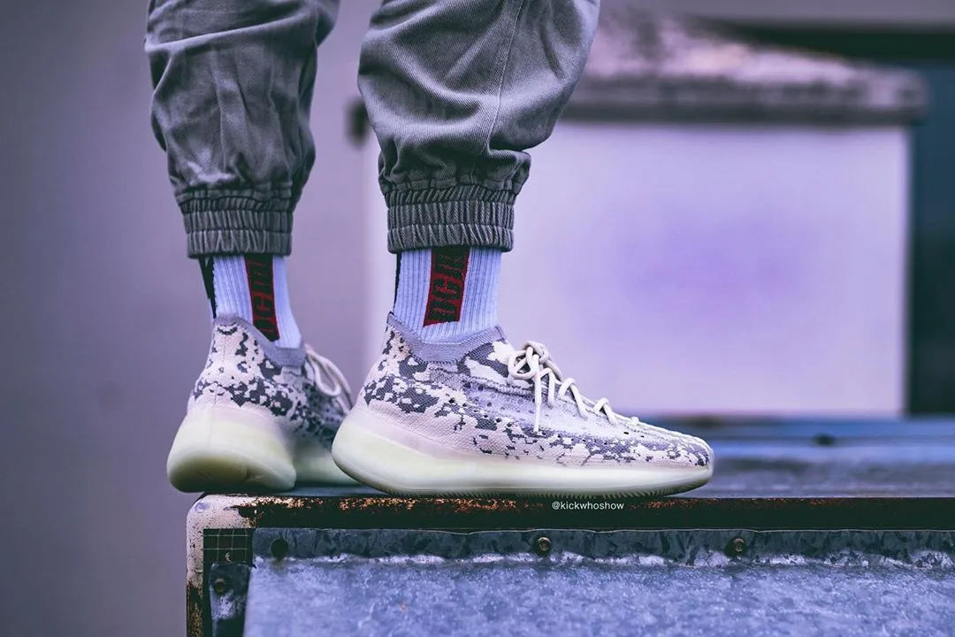 Đôi Adidas Yeezy Boost 380 Alien
