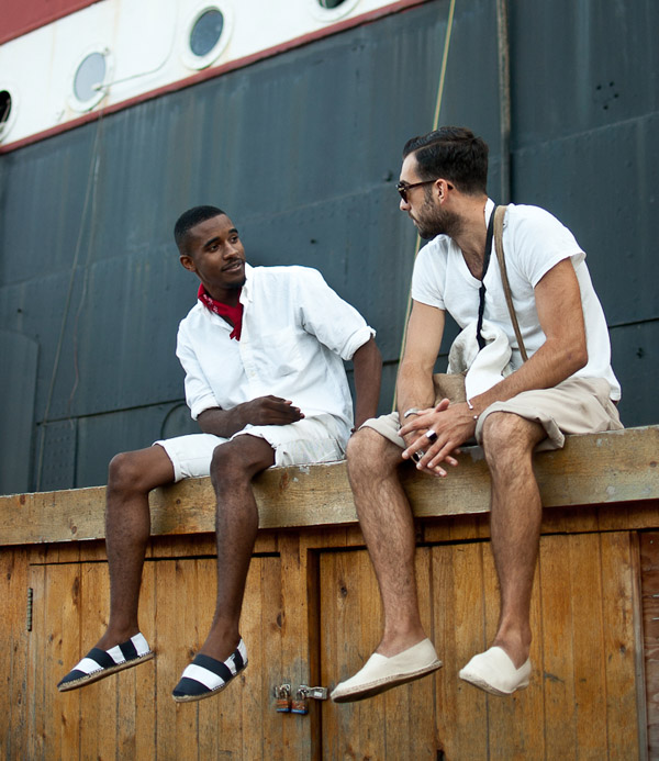 kien-thuc-thoi-trang-nam-phoi-quan-va-giay-short-va-espadrilles-elle-man