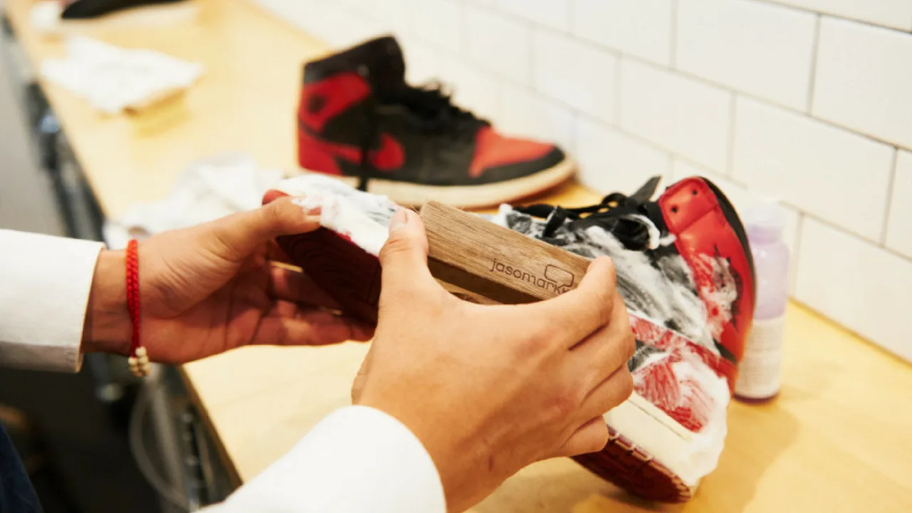 Chăm sóc và vệ sinh giày sneaker: Những kiến thức cơ bản cần nắm vững