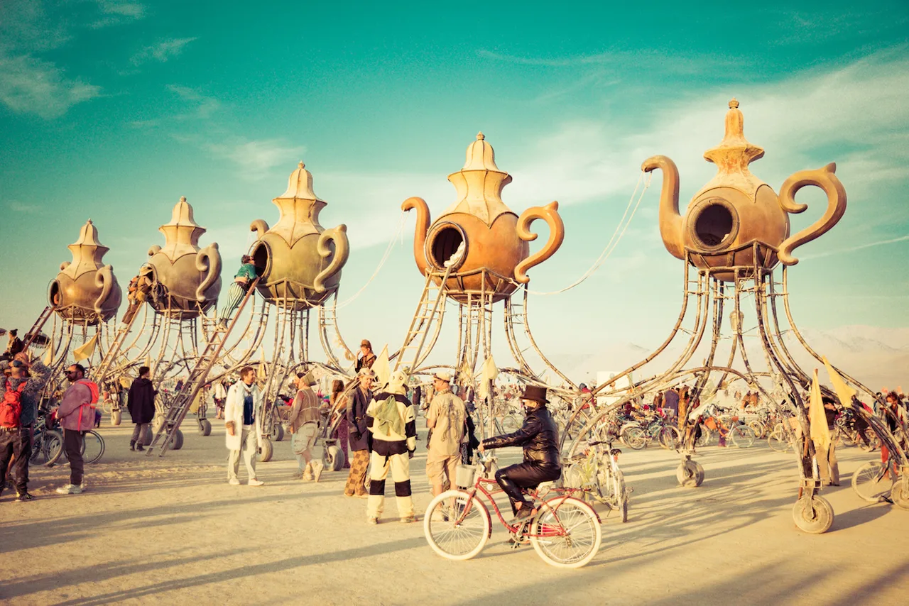 Những tác phẩm nghệ thuật đặc sắc diễn ra tại lễ hội Burning Man. Ảnh: EDMTunes