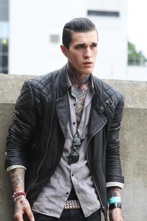 Áo khoác nam Biker Jacket thể hiện sự ngang tàng của một gã đàn ông phong trần.