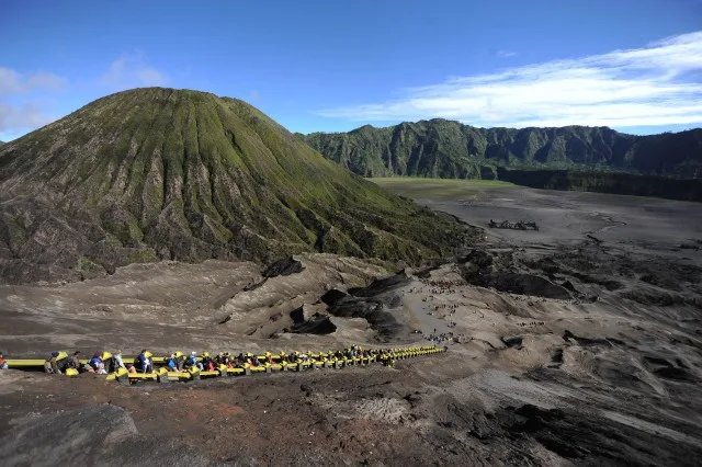 Cảnh quan nhìn từ miệng núi lửa Bromo ở Indonesia Cảnh quan nhìn từ miệng núi lửa Bromo ở Indonesia