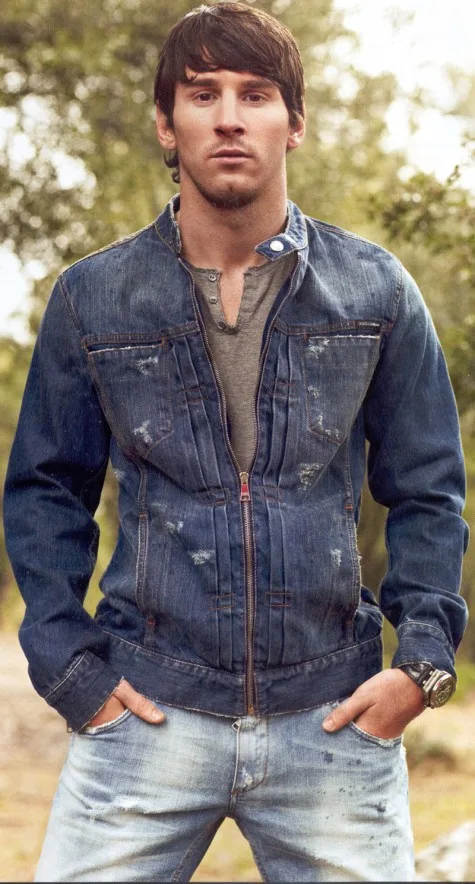 Lionel messi với phong cách phối đồ denim Lionel messi với phong cách phối đồ denim