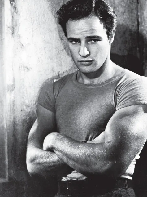 Những nam diễn viên kỳ cựu như Marlon Brando và James Dean đã góp phần lăng xê và đưa chiếc áo T-Shirt đến gần với số đông.