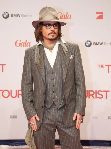 Phong cách diện suit rất đặc trưng của Johnny Depp