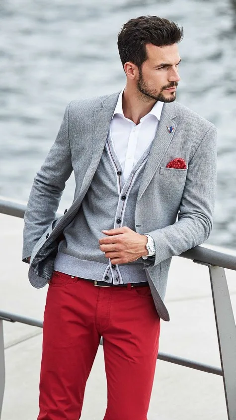 Cardigan trẻ trung khi được mix cùng áo blazer cùng tông cùng quần kaki đỏ Cardigan trẻ trung khi được mix cùng áo blazer cùng tông cùng quần kaki đỏ
