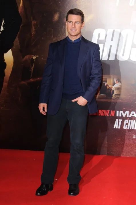 Tom Cruise trong bộ Tuxedo màu xanh navy
