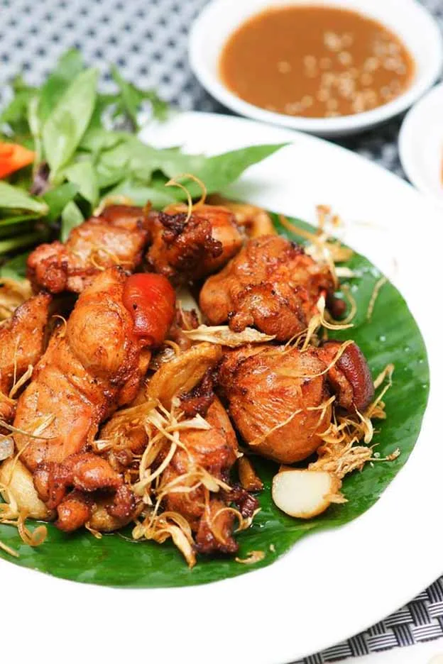 Bê chao chấm tương – một trong những món “tủ” được đánh giá cao, đặc biệt khi thực khách thưởng thức cùng bia tươi hoặc rượu nậm.