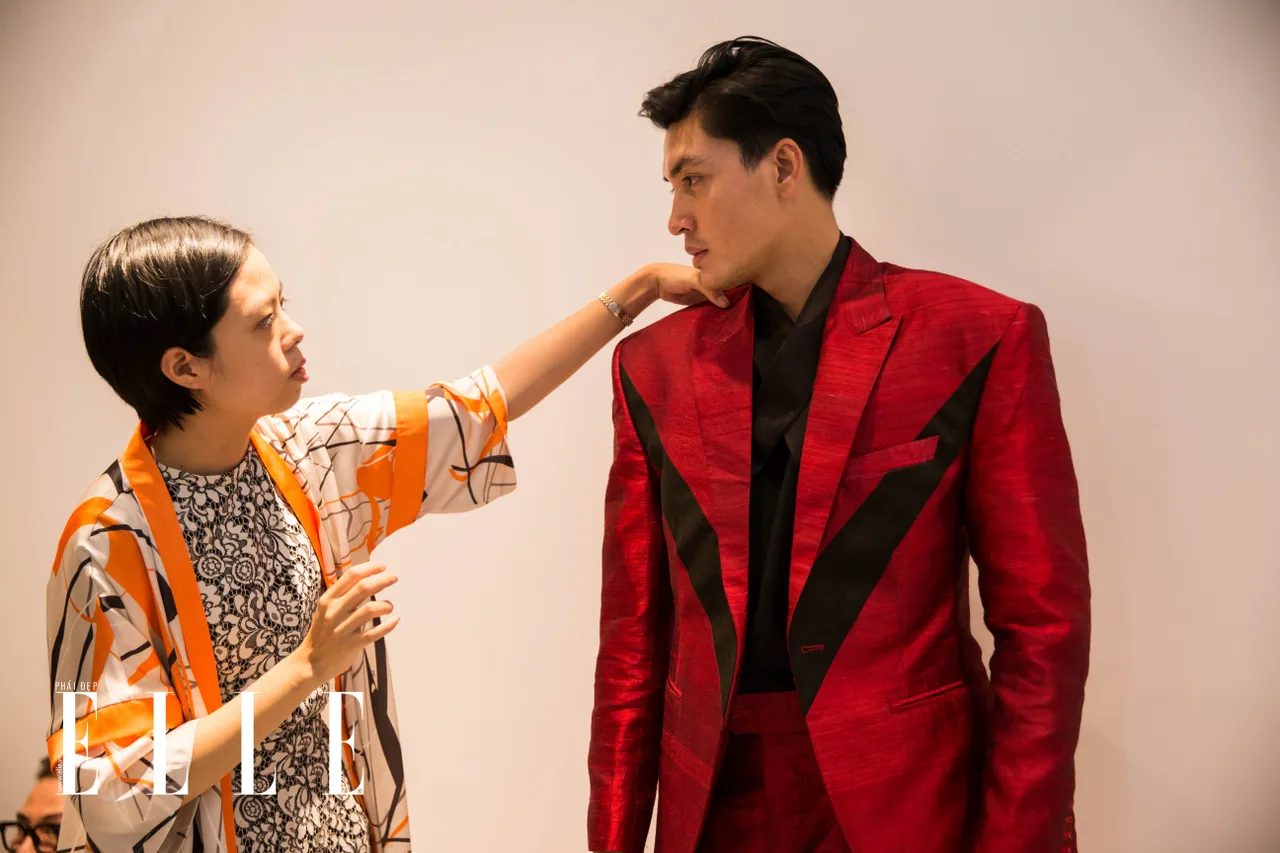 "Chú" Quang Đại trong buổi fitting. Ảnh: ELLE Việt Nam